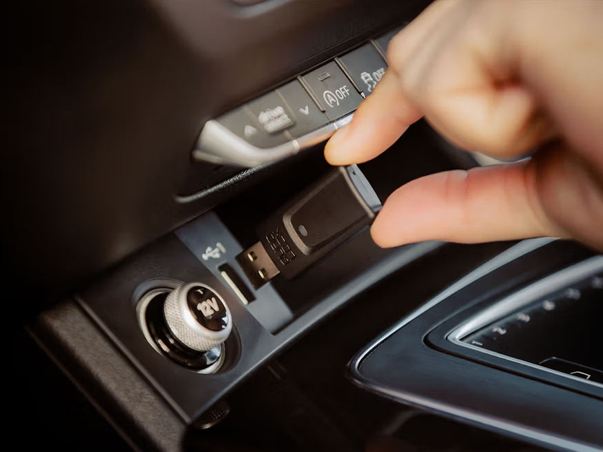 QUAD LOCK Wireless CarPlay/Android Auto Plug N Play USB Adaptor (Jimny Models 2018-Current XL 5-Door, GLX & Lite 3-Door)